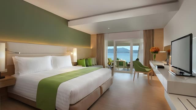 Deluxe Ocean Front Balcony King