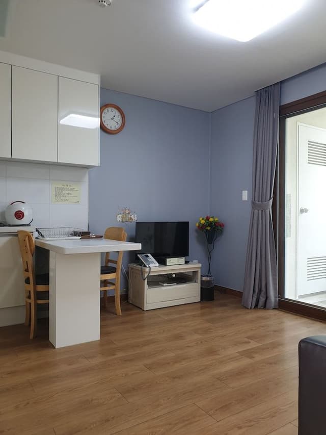 Standard Room (KRW10,000 surcharge for extra bedding)