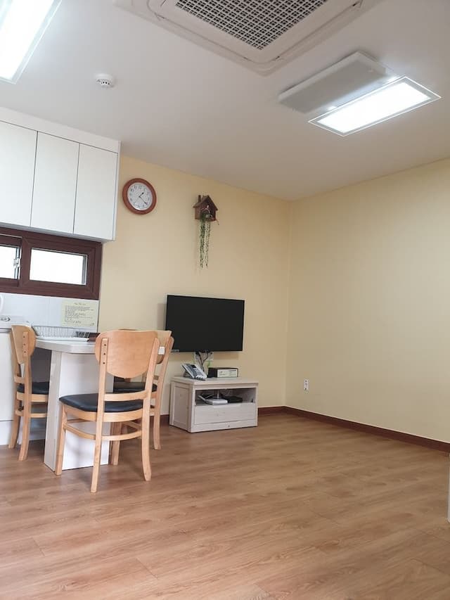 Deluxe Room (KRW10,000 surcharge for extra bedding)