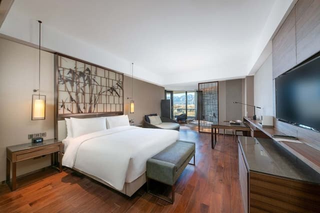 Deluxe Room, 1 King Bed, Balcony, Mountain View