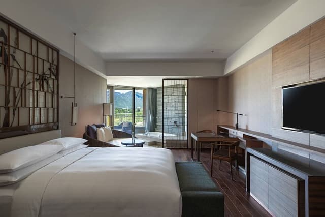 Deluxe Room, 1 King Bed, Balcony, Mountain View
