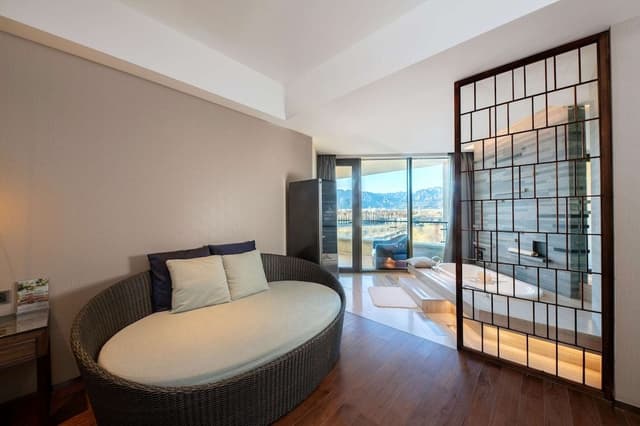 Deluxe Room, 1 King Bed, Balcony, Mountain View