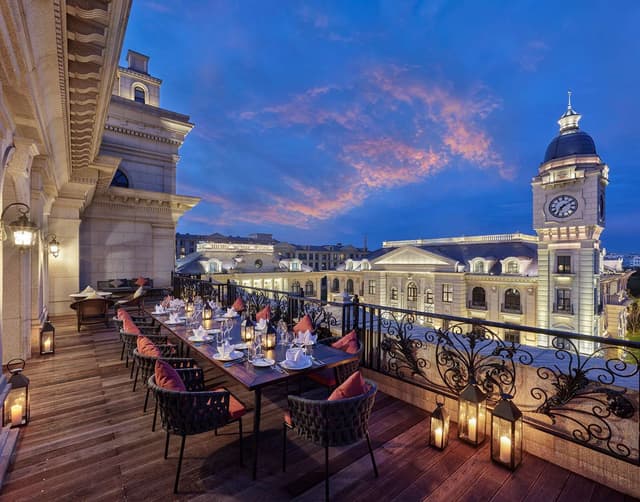 KING ONE BEDROOM PRESIDENTIAL SUITE W/BALCONY
