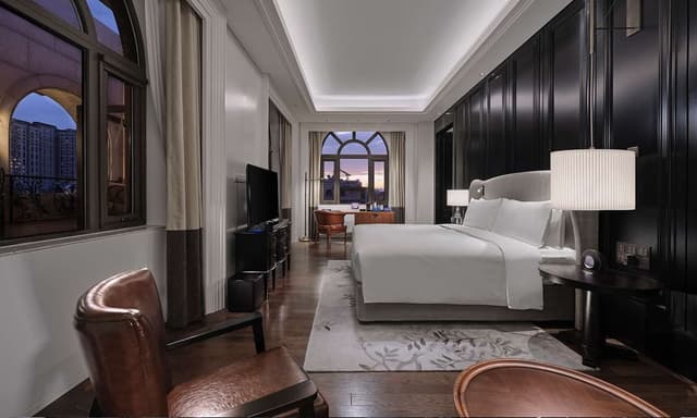 KING ONE BEDROOM PRESIDENTIAL SUITE W/BALCONY
