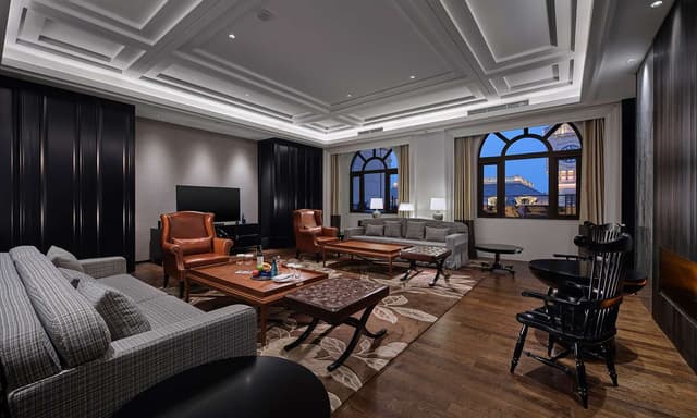 KING ONE BEDROOM PRESIDENTIAL SUITE W/BALCONY