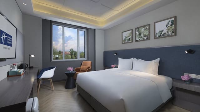 Standard Room, 1 King Bed, Accessible (Courtyard Access)