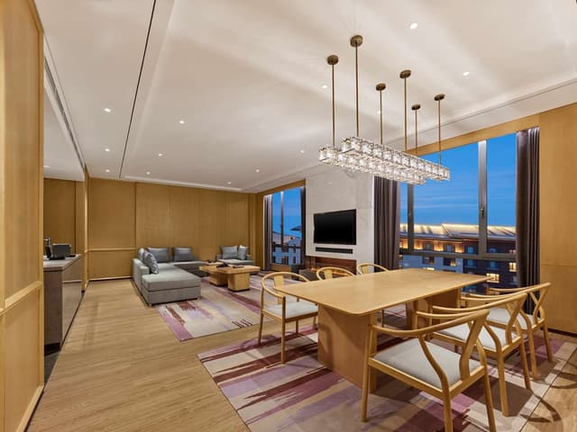KING DELUXE SUITE