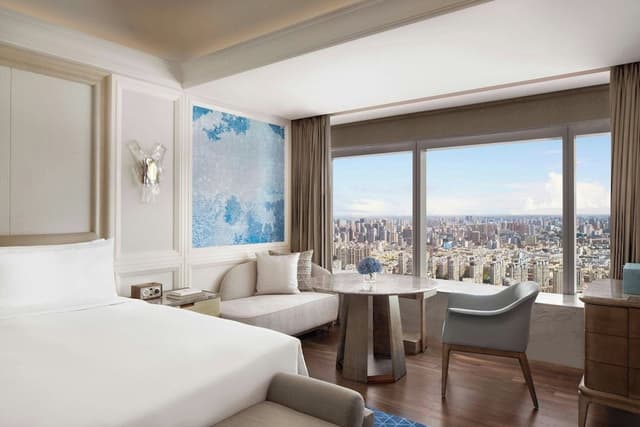 Deluxe Room, 1 King Bed, City View