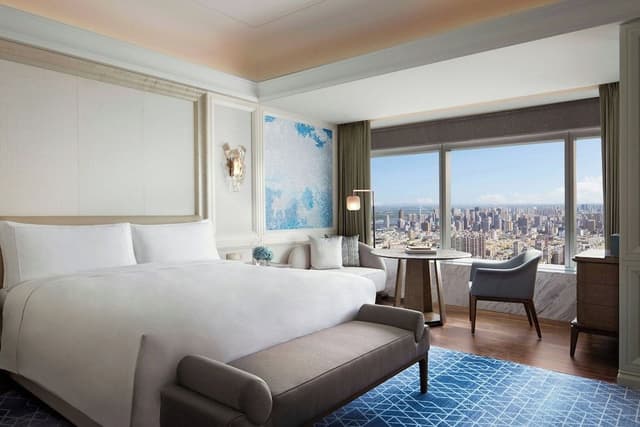 Deluxe Room, 1 King Bed, City View