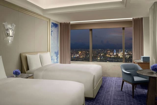 Deluxe Room, 2 Twin Beds, City View