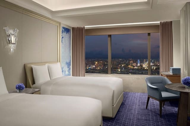 Deluxe Room, 2 Twin Beds, City View