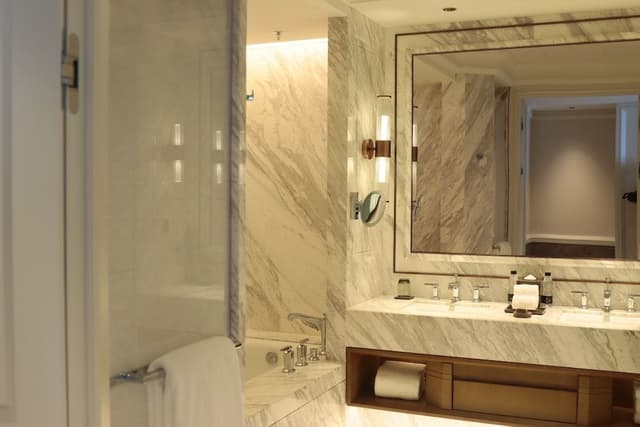 Deluxe Room, 1 King Bed, City View
