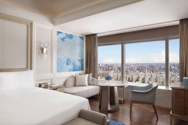 Deluxe Room, 1 King Bed, City View