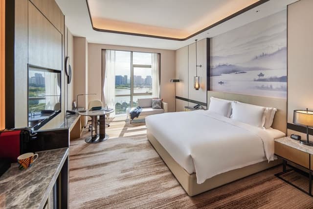 Executive Room, 1 King Bed, Lake View (Lounge Access)