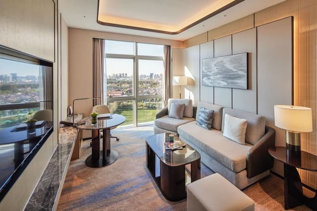 Superior Suite, 1 King Bed, City View (Lounge Access)