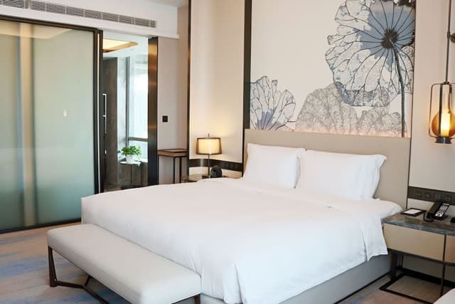 Deluxe Suite, 1 King Bed, City View (Lounge Access)