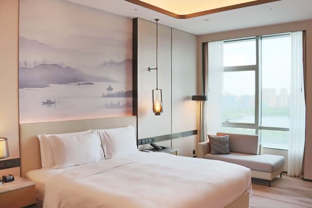 Deluxe Room, 1 King Bed, Lake View