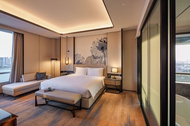 Deluxe Suite, 1 King Bed, City View (Lounge Access)