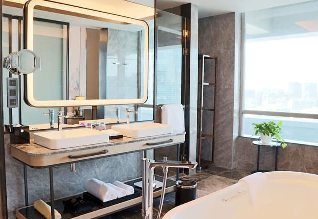 Deluxe Suite, 1 King Bed, City View (Lounge Access)