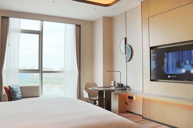 Executive Room, 1 King Bed, Lake View (Lounge Access)