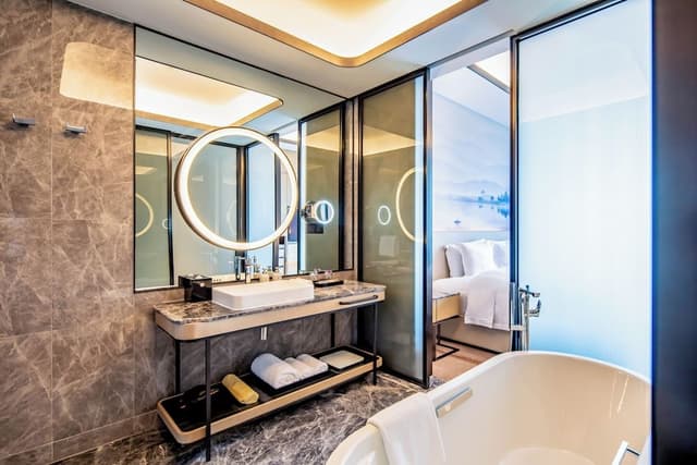 Executive Room, 1 King Bed, Lake View (Lounge Access)