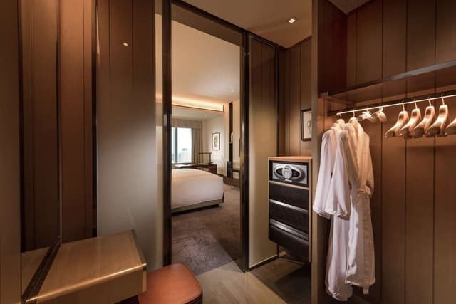 KING EXECUTIVE ROOM