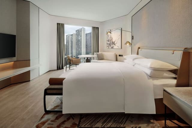 Deluxe Room, 1 King Bed, City View