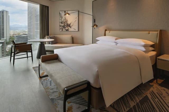 Deluxe Room, 1 King Bed, City View