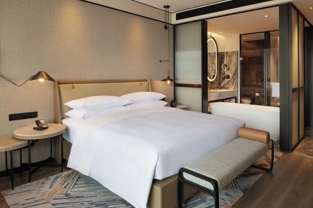 Deluxe Room, 1 King Bed, City View