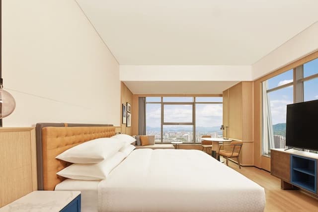 Deluxe Room, 1 King Bed, City View