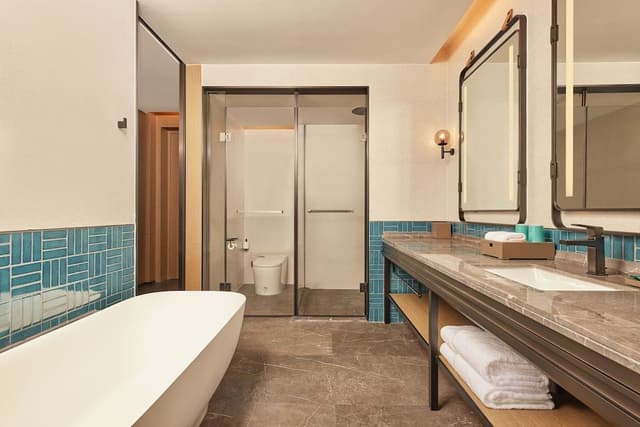 Deluxe Room, 1 King Bed, City View
