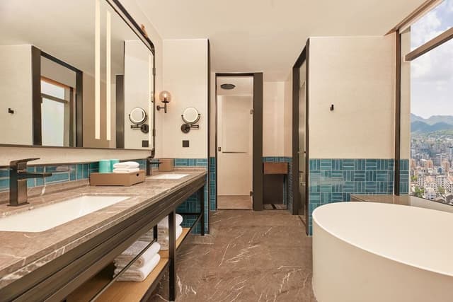 Deluxe Suite, 1 King Bed, City View