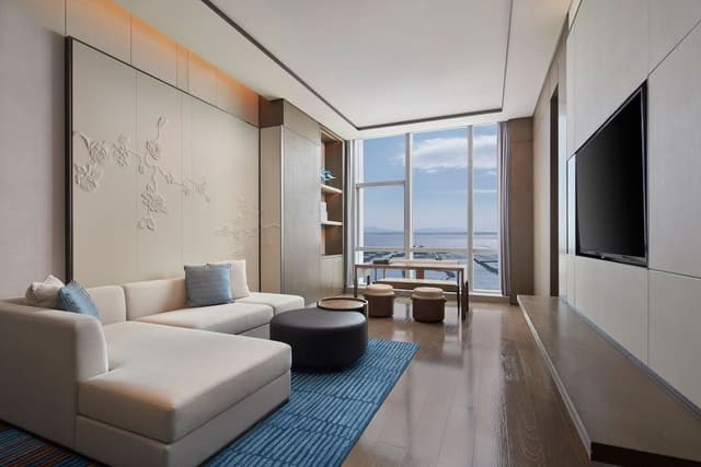 Executive Suite, 1 King Bed, City View