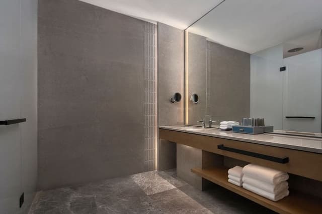 Executive Room, 1 King Bed, City View