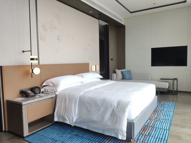 Suite, 1 King Bed, City View