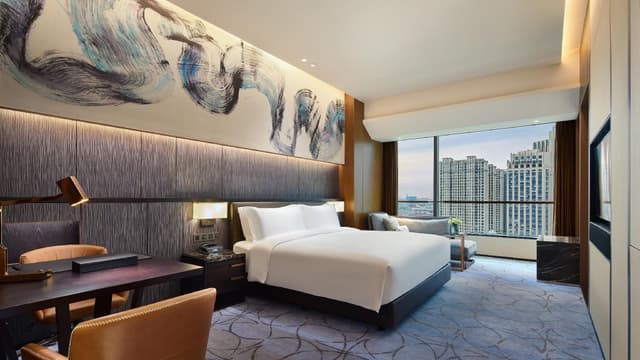 1 King Classic Club Lounge Access