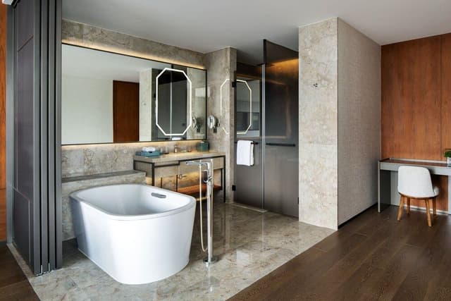Club Suite, 1 King Bed, Garden View
