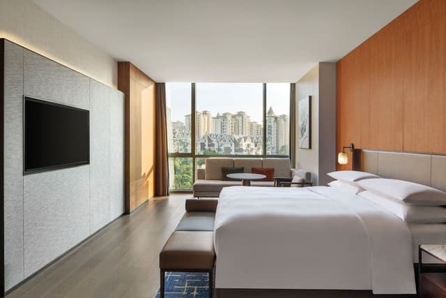 Club Suite, 1 King Bed, Garden View