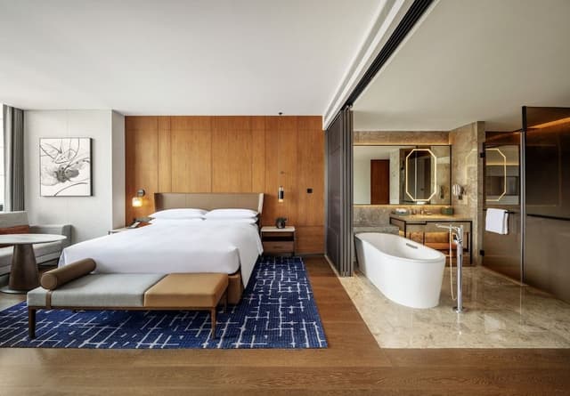 Club Suite, 1 King Bed, Garden View