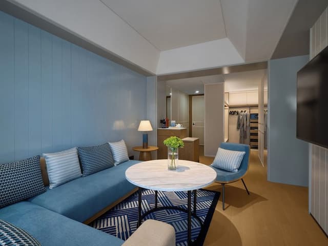 Suite, 1 King Bed (Centric)