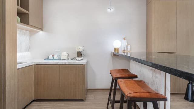 Suite, 1 Bedroom, Lake View (Study Area)