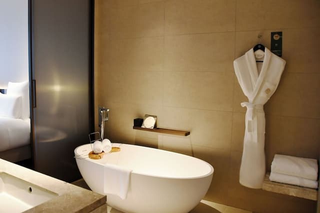 Deluxe Room, 1 King Bed, Balcony, Lake View