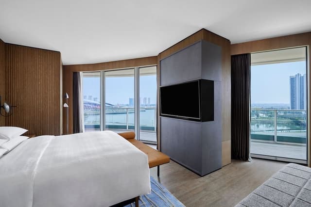 Deluxe Suite, 1 King Bed (Balcony)