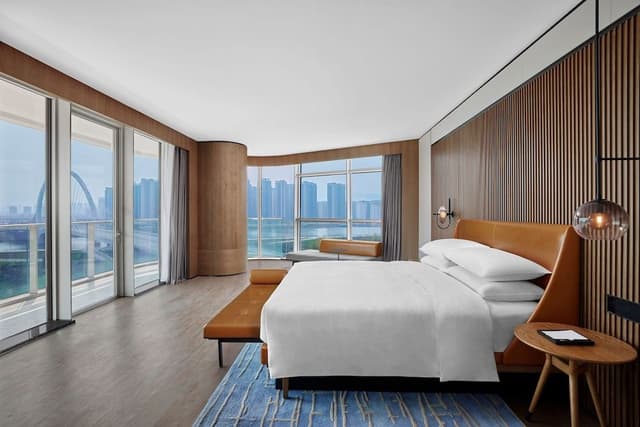 Executive Suite, 1 King Bed, Balcony
