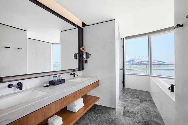 Deluxe Suite, 1 King Bed (Balcony)