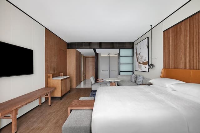 Superior Room, 1 King Bed, Balcony