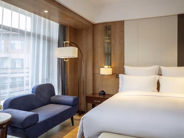Deluxe Room, 1 King Bed, Balcony (Executive)