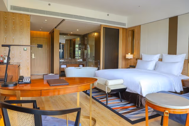 Deluxe Room, 1 King Bed, Balcony
