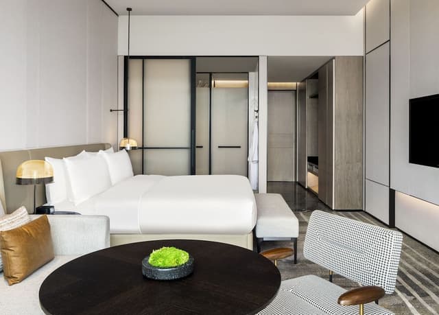 Deluxe Room, 1 King Bed, City View
