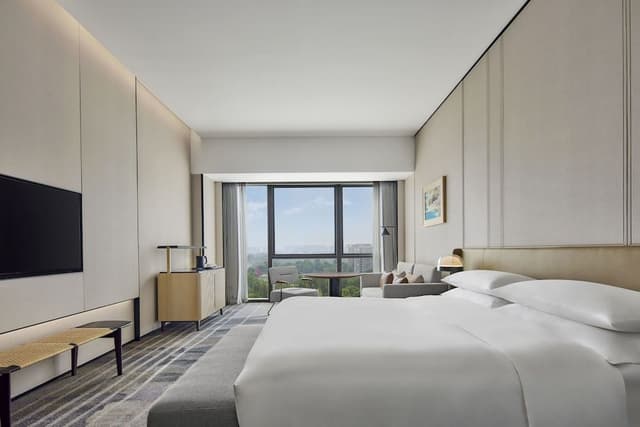 Deluxe Room, 1 King Bed, City View